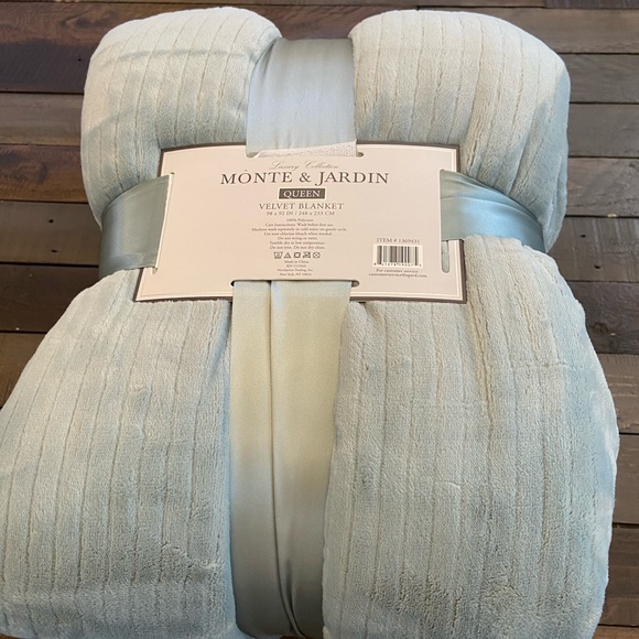 monte & jardin Bedding New Monte Jardin Queen Velvet Blanket Poshmark